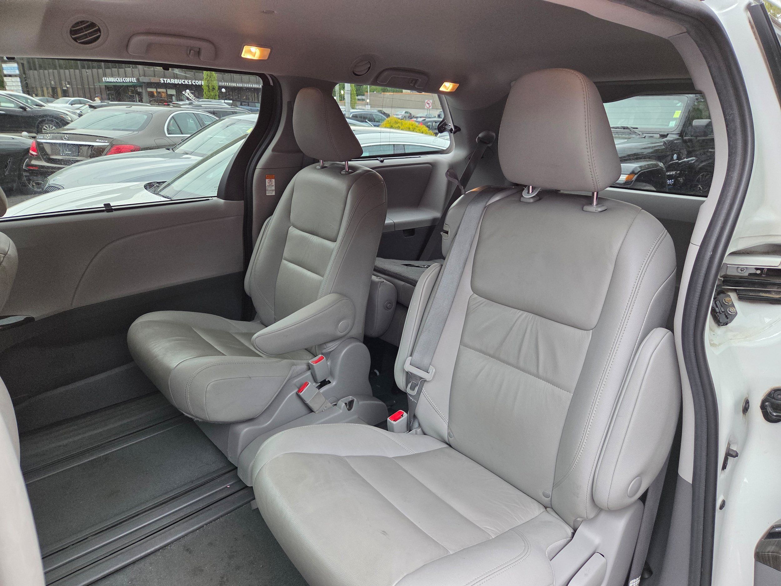 Used 2020 Toyota Sienna XLE FWD image 23