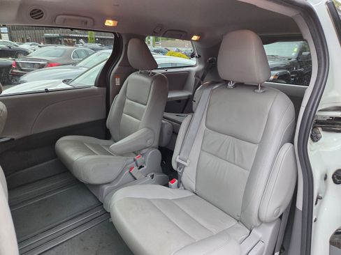 Used 2020 Toyota Sienna XLE FWD image 23