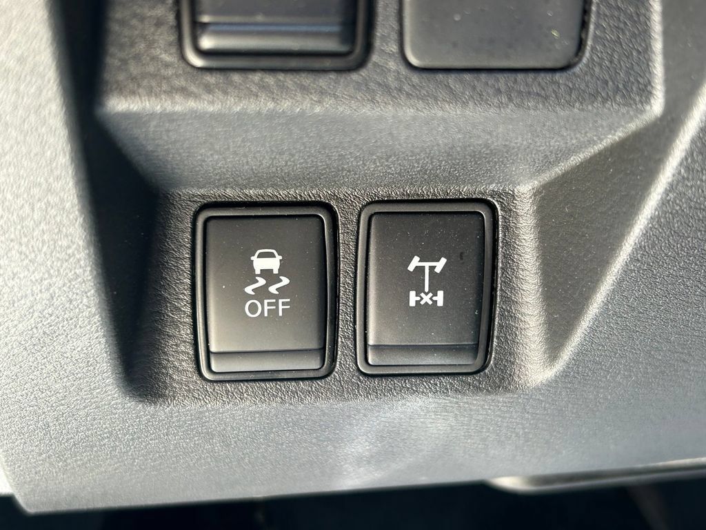 Used 2026 Nissan Frontier PRO-4X AWD/4WD image 26
