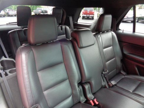 Used 2014 Ford Explorer XLT w/ Equipment Group 202A AWD/4WD image 16