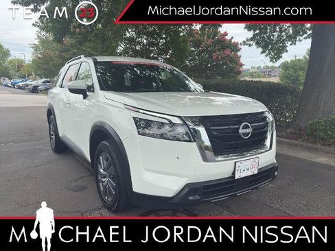 Certified 2025 Nissan Pathfinder SV FWD image 1