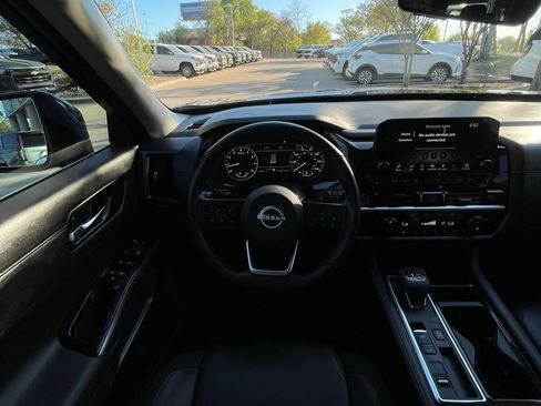 Used 2024 Nissan Pathfinder SL image 12