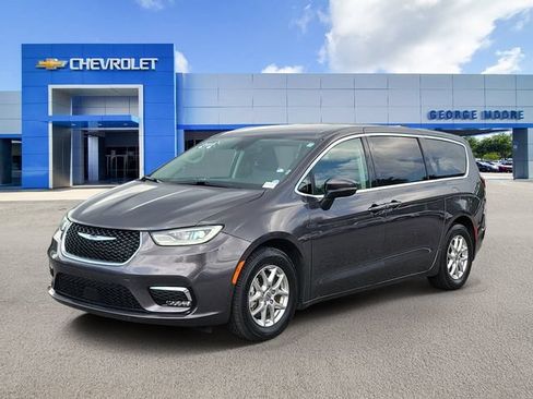 Used 2023 Chrysler Pacifica Touring-L FWD image 2