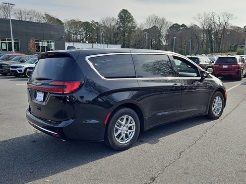 New 2026 Chrysler Pacifica Select image 9