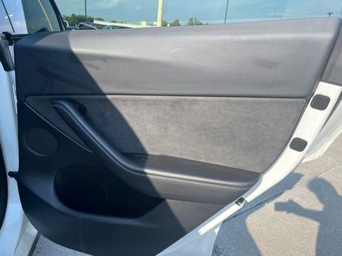 Used 2022 Tesla Model Y Long Range AWD/4WD image 29