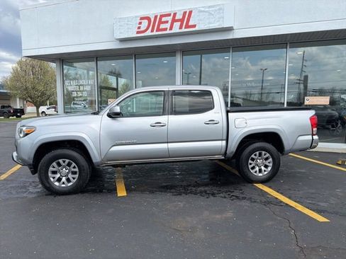 Used 2017 Toyota Tacoma SR5 image 2