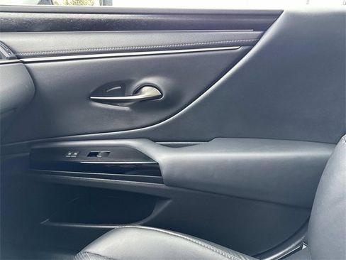Used 2025 Lexus ES 300h w/ Luxury Package image 22