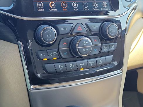 Used 2020 Jeep Grand Cherokee Laredo w/ 18" Wheel & 8.4" Radio Group AWD/4WD image 29