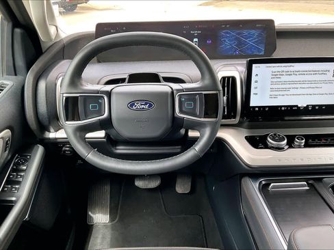 Used 2025 Ford Expedition Active AWD/4WD image 6