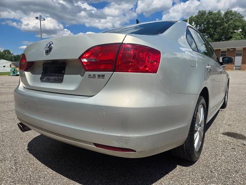 Used 2011 Volkswagen Jetta SE FWD image 9