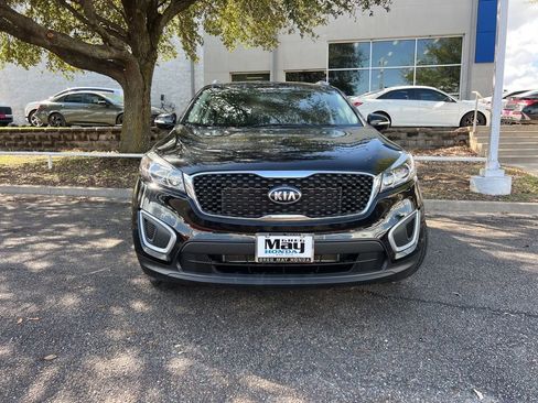 Used 2018 Kia Sorento LX image 2