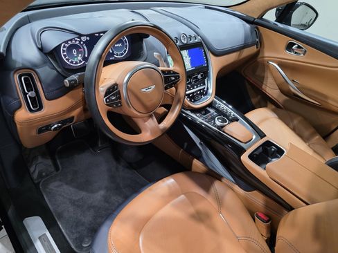 Used 2021 Aston Martin DBX image 3