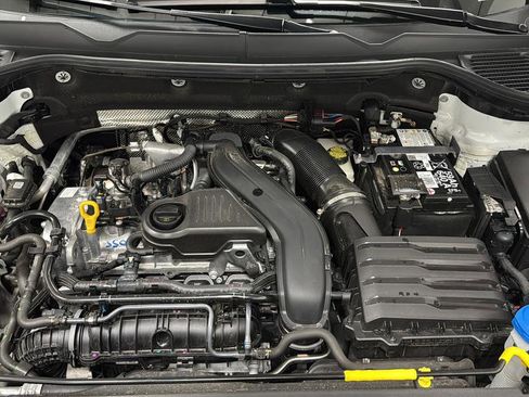 Used 2025 Volkswagen Taos SE w/ Panoramic Sunroof Package image 27