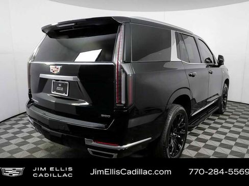 Used 2025 Cadillac Escalade Luxury image 3