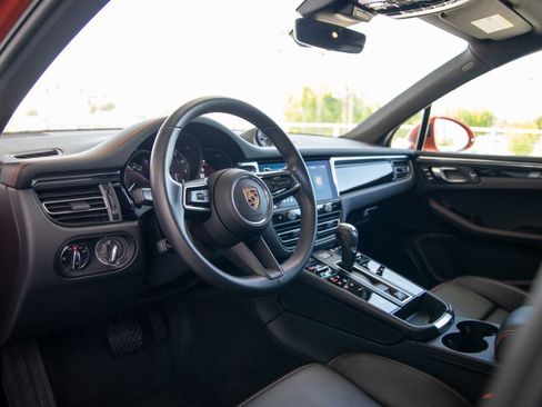 Certified 2025 Porsche Macan AWD/4WD image 4