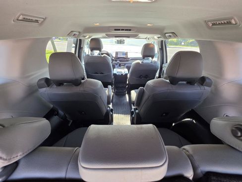Used 2023 Toyota Sienna Limited AWD/4WD image 12