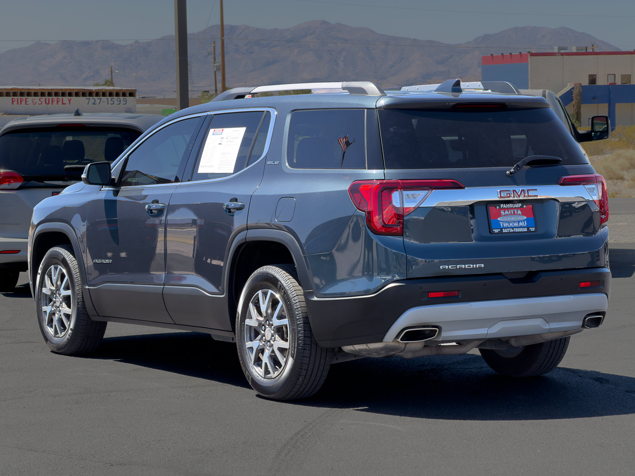Used 2020 GMC Acadia SLE w/ Driver Convenience Package FWD image 3