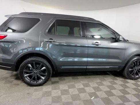 Used 2018 Ford Explorer XLT w/ Equipment Group 202A AWD/4WD image 3