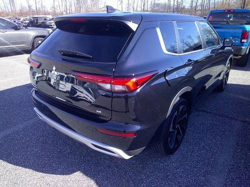 Used 2022 Mitsubishi Outlander SE image 2