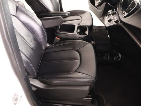 Used 2025 Chrysler Voyager LX FWD image 14