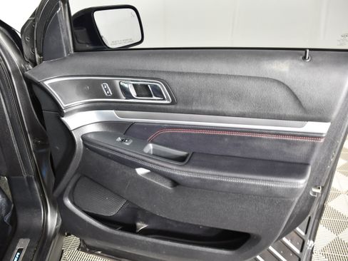 Used 2018 Ford Explorer Sport w/ Equipment Group 401A AWD/4WD image 40