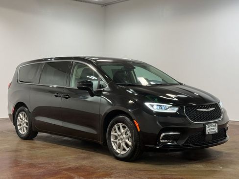 Used 2024 Chrysler Pacifica Touring-L image 21