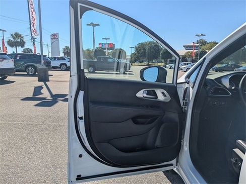 Used 2023 Chrysler Pacifica Touring-L w/ S Appearance Package image 11