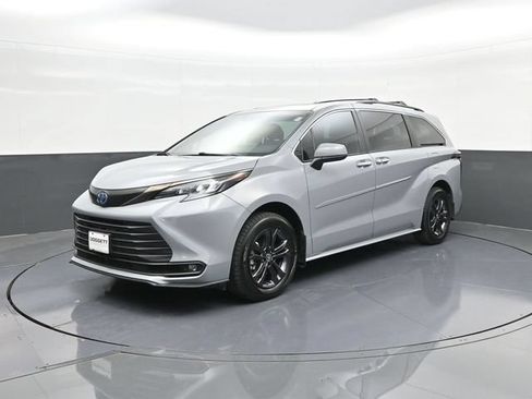 Used 2024 Toyota Sienna XLE Woodland Edition AWD/4WD image 34