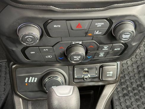 Used 2023 Jeep Renegade Latitude AWD/4WD image 18
