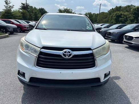 Used 2014 Toyota Highlander LE FWD image 2