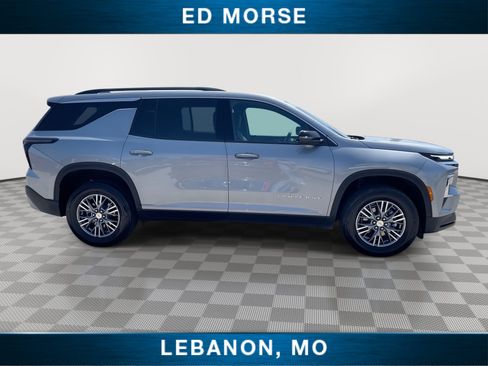 Used 2025 Chevrolet Traverse LT FWD image 9