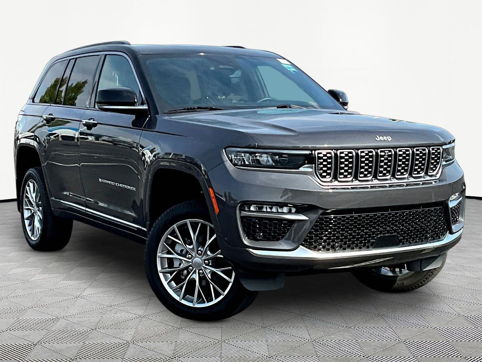 Used 2025 Jeep Grand Cherokee Summit w/ MOPAR Finishing Package AWD/4WD image 3