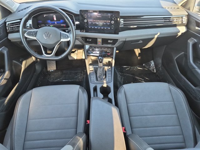 Used 2025 Volkswagen Jetta SE FWD image 18