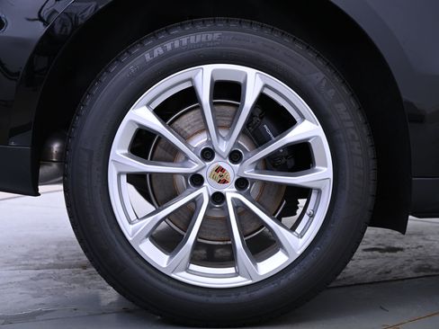 Used 2025 Porsche Macan image 17