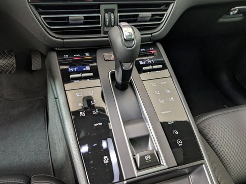 Certified 2026 Porsche Macan AWD/4WD image 21