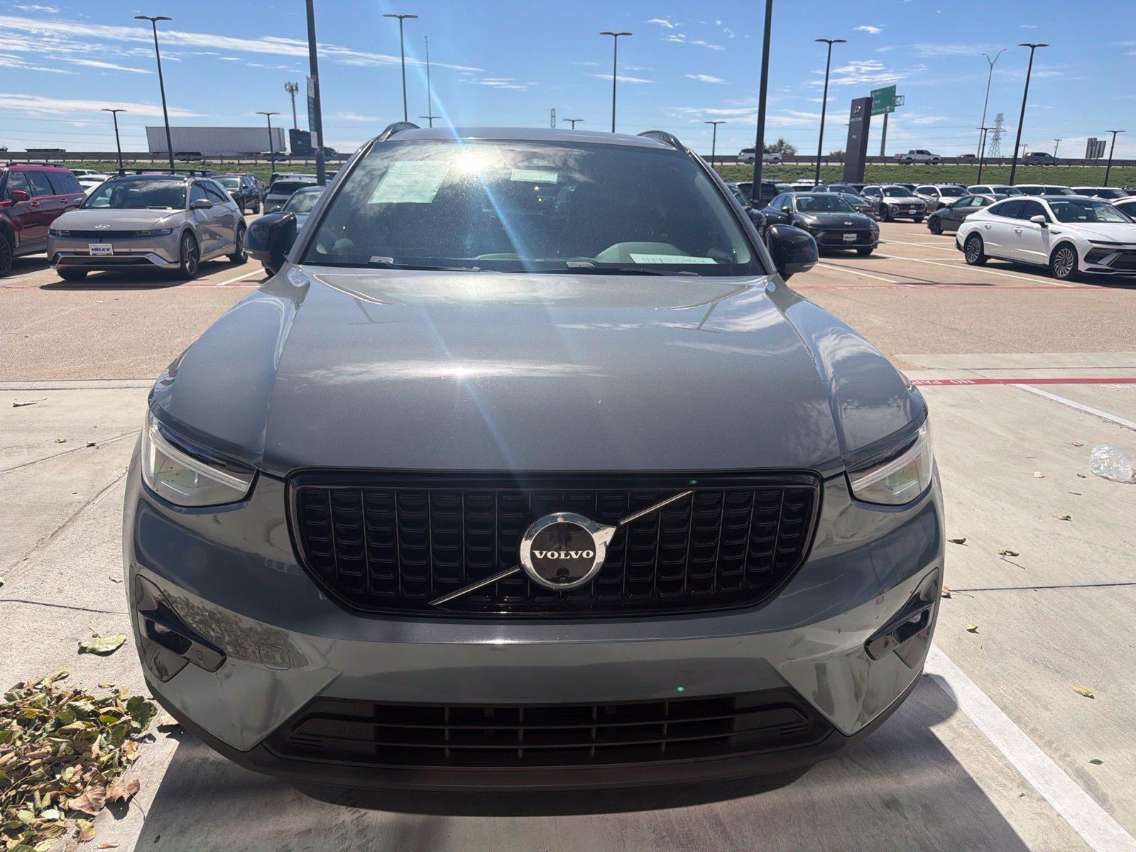 Used 2023 Volvo XC40 B4 Plus w/ Driver Assist Package FWD image 2