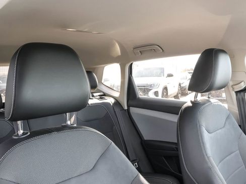 Certified 2022 Volkswagen Taos SE image 37