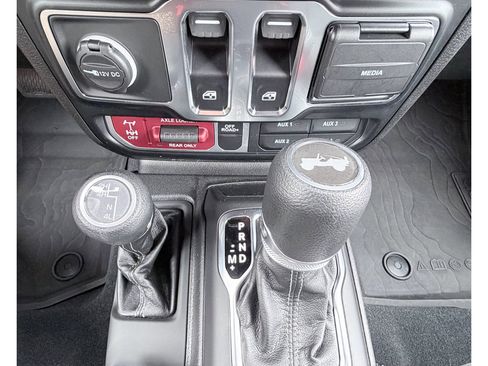 Used 2024 Jeep Wrangler Willys AWD/4WD image 18