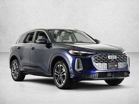 Certified 2025 Audi Q5 Premium w/ Convenience Package AWD/4WD image 3