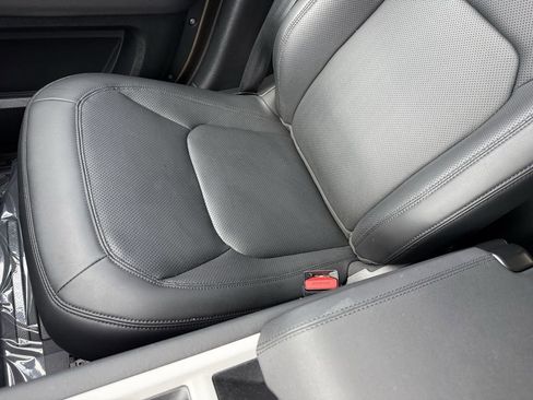 Used 2025 Land Rover Defender 110 X-Dynamic SE image 31