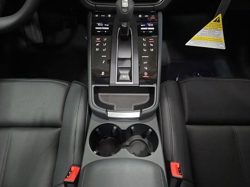 Certified 2025 Porsche Macan image 20