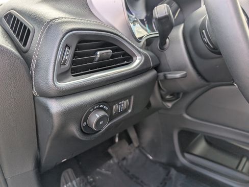 Used 2025 Chrysler Pacifica Limited FWD image 24