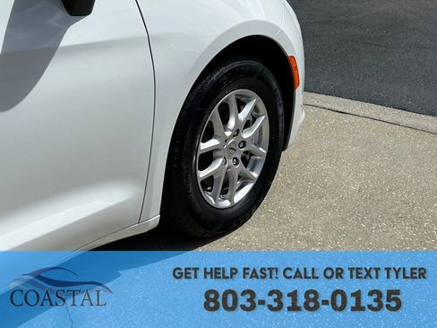 Used 2023 Chrysler Voyager LX image 31