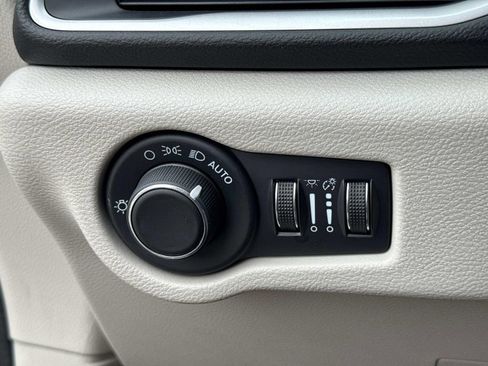 Used 2023 Chrysler Voyager LX FWD image 31