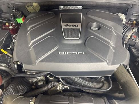Used 2018 Jeep Grand Cherokee Overland AWD/4WD image 9