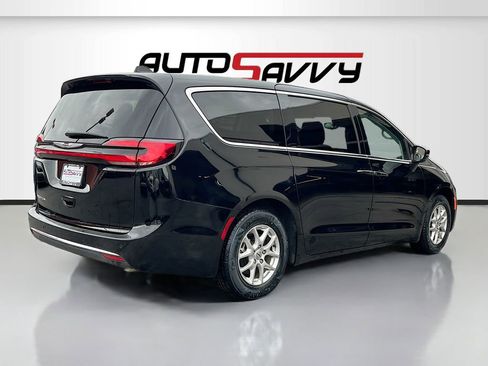 Used 2024 Chrysler Pacifica Touring-L image 7