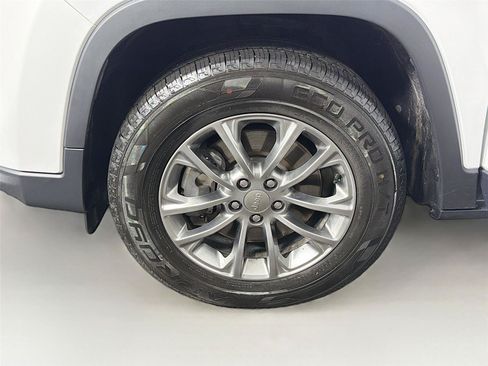 Used 2020 Jeep Cherokee Latitude Plus w/ Cold Weather Group AWD/4WD image 33