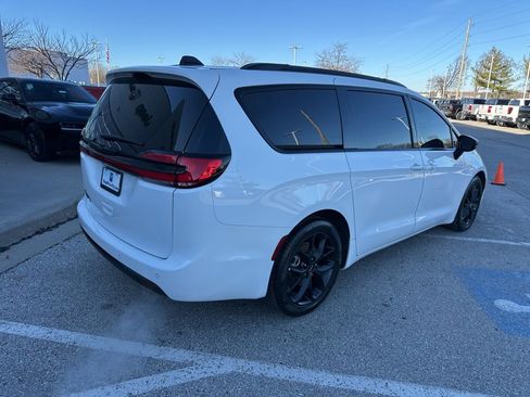 Used 2024 Chrysler Pacifica Touring-L w/ S Appearance Package image 25