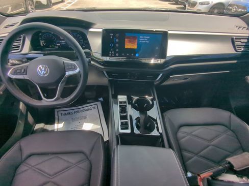 Used 2024 Volkswagen Atlas Cross Sport SE image 2