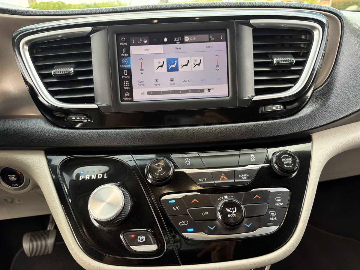 Used 2022 Chrysler Voyager LX FWD image 29